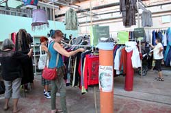 Braderie sur La Place des Possibles par l'association Le Bruit du Plac'Arts