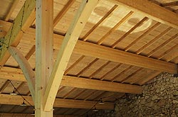 Auvent en bois avec arc cintré