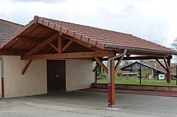 Réalisation d'un préau en bois avec charpente traditionnelle dans une école du Vercors