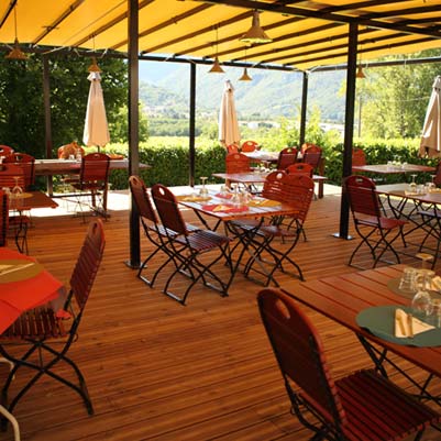 Terrasse du restaurant l'Auberge des Tracols, face au Massif du Vercors